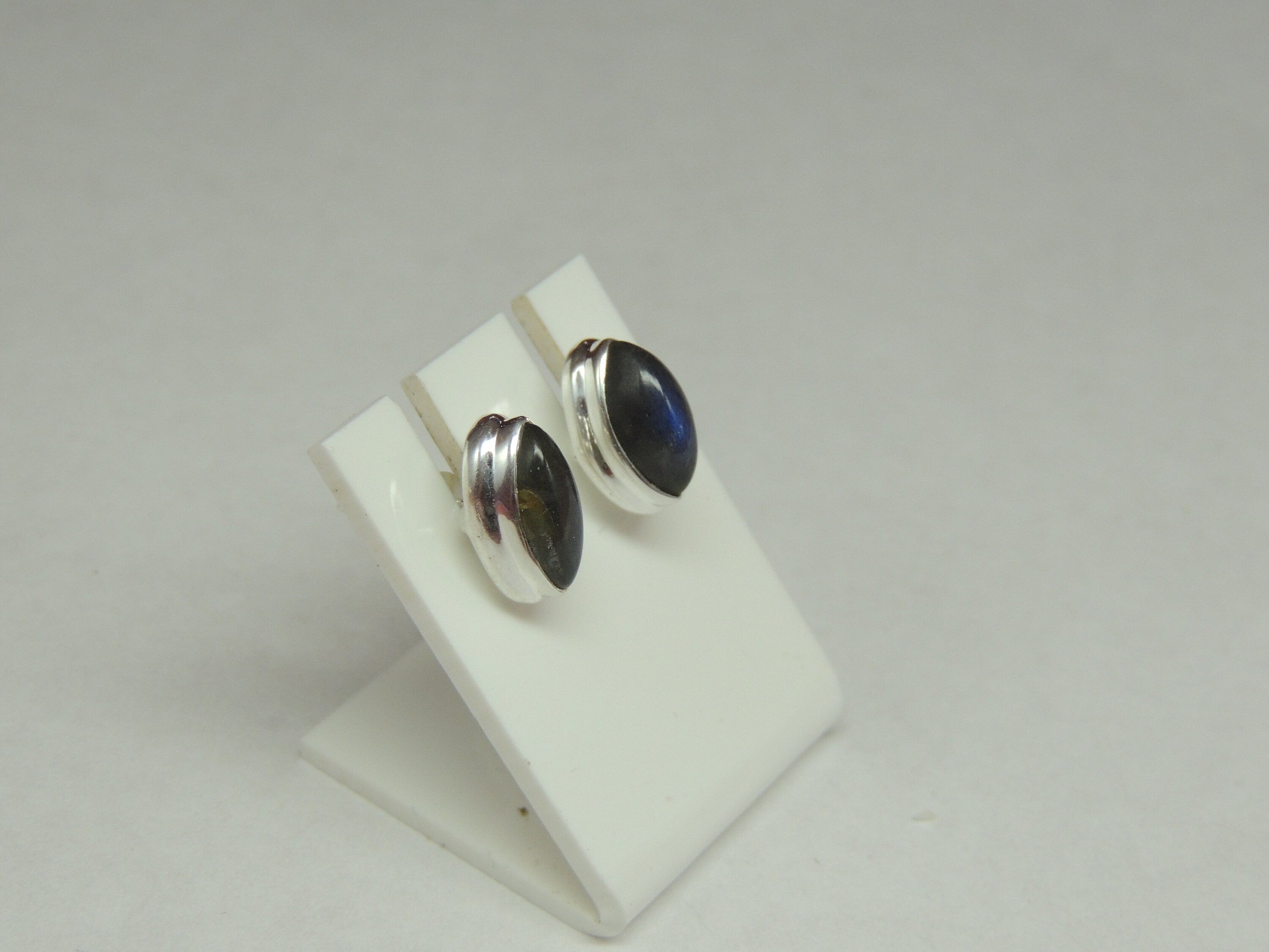 Edle 1.9 Carat Cabochon Labradorit Ohrstecker 925 Silber Unisex irrisierender Edelstein