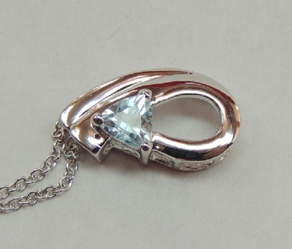 Echter Blautopas Anhänger Silber 925 Hellblaues Collier-Element, 0,50 ct Edelstein Unikat, Moderner Kettenanhänger Sky Blue Topaz Hochwertig