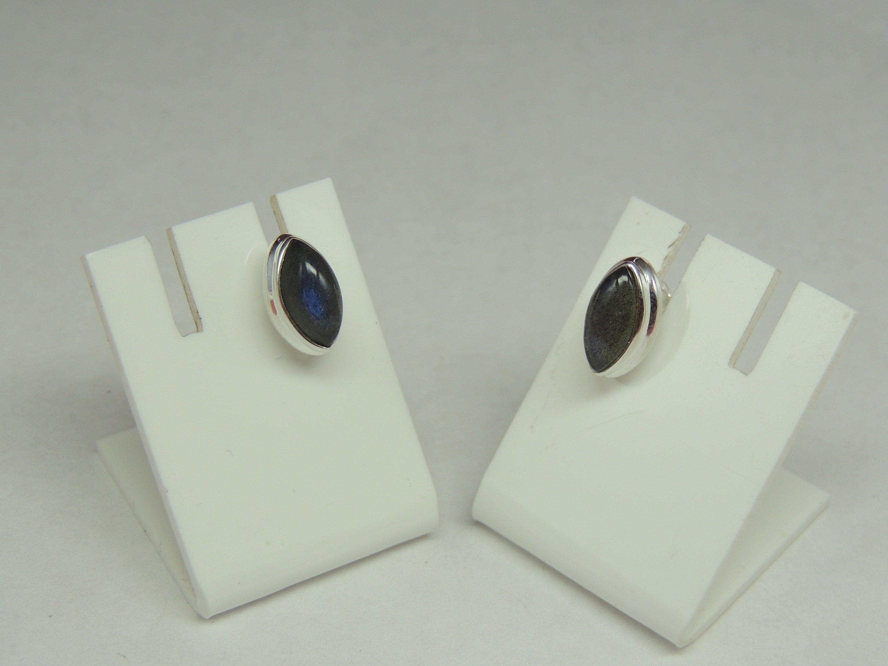 Edle 1.9 Carat Cabochon Labradorit Ohrstecker 925 Silber Unisex irrisierender Edelstein