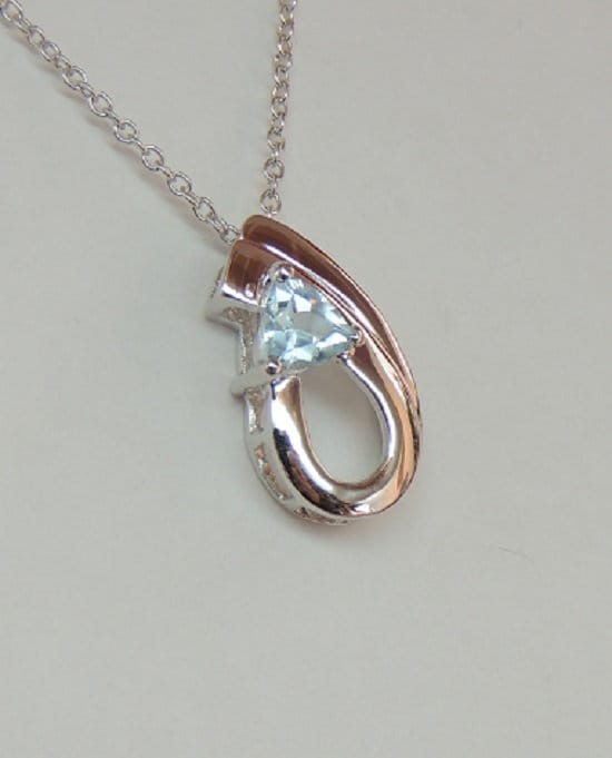 Echter Blautopas Anhänger Silber 925 Hellblaues Collier-Element, 0,50 ct Edelstein Unikat, Moderner Kettenanhänger Sky Blue Topaz Hochwertig