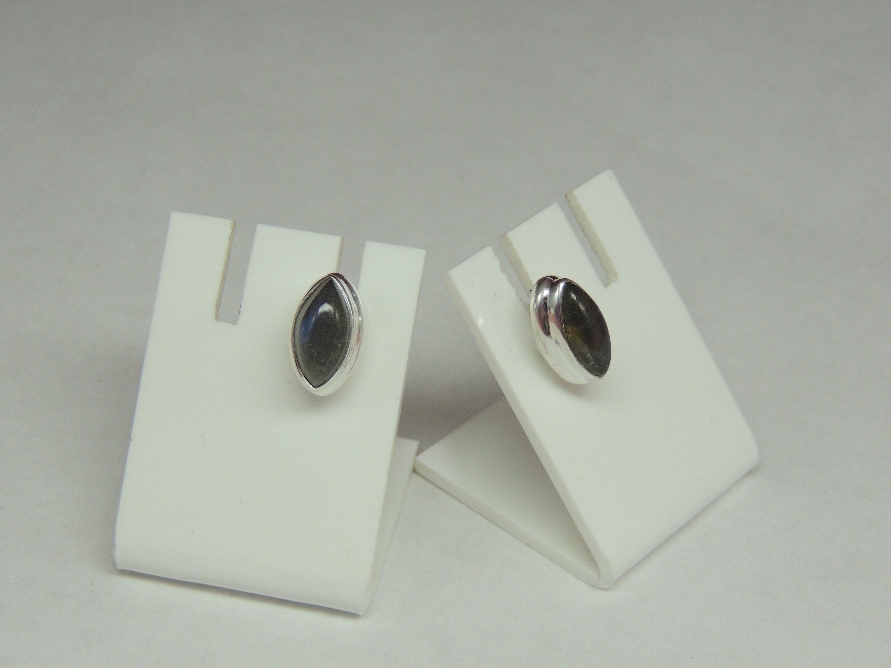 Edle 1.9 Carat Cabochon Labradorit Ohrstecker 925 Silber Unisex irrisierender Edelstein