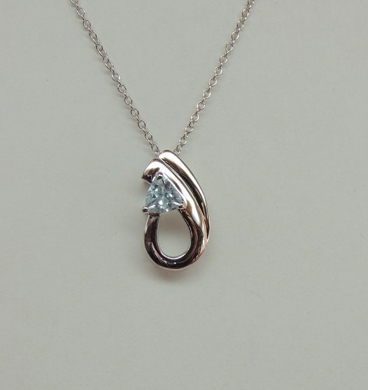 Echter Blautopas Anhänger Silber 925 Hellblaues Collier-Element, 0,50 ct Edelstein Unikat, Moderner Kettenanhänger Sky Blue Topaz Hochwertig