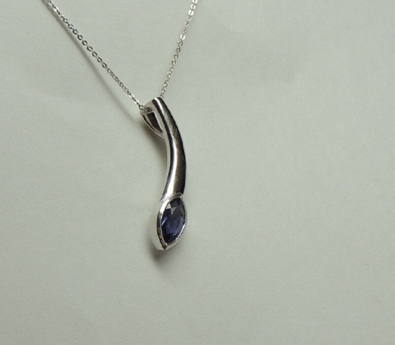 Edler 0,90 Carat Iolith Anhanger Collier Kette 925 Silber Wassersaphir Luchssaphir