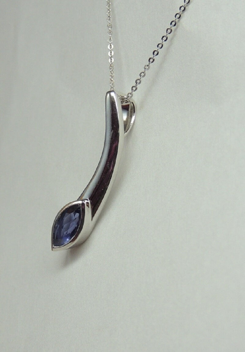 Edler 0,90 Carat Iolith Anhanger Collier Kette 925 Silber Wassersaphir Luchssaphir