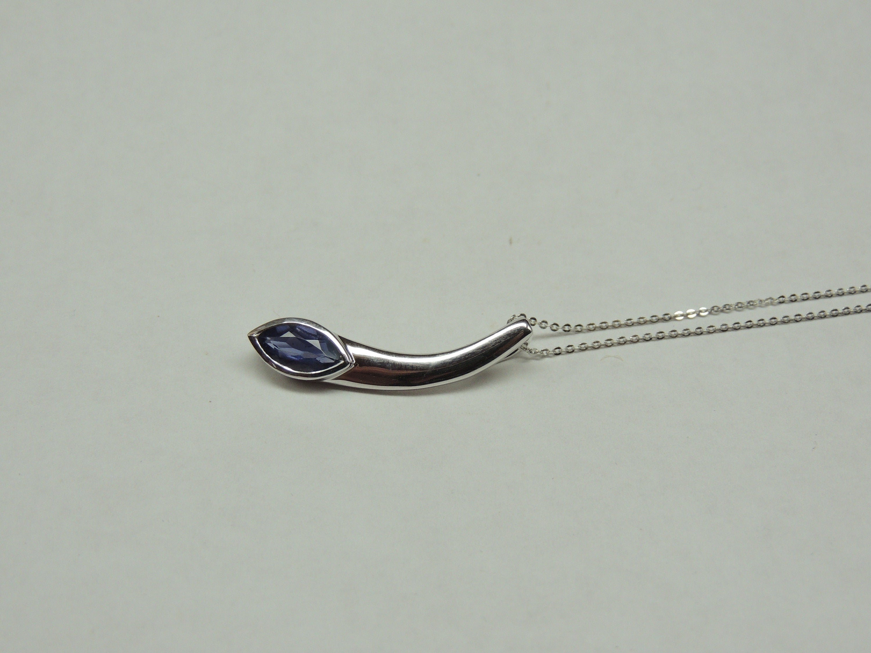 Edler 0,90 Carat Iolith Anhanger Collier Kette 925 Silber Wassersaphir Luchssaphir
