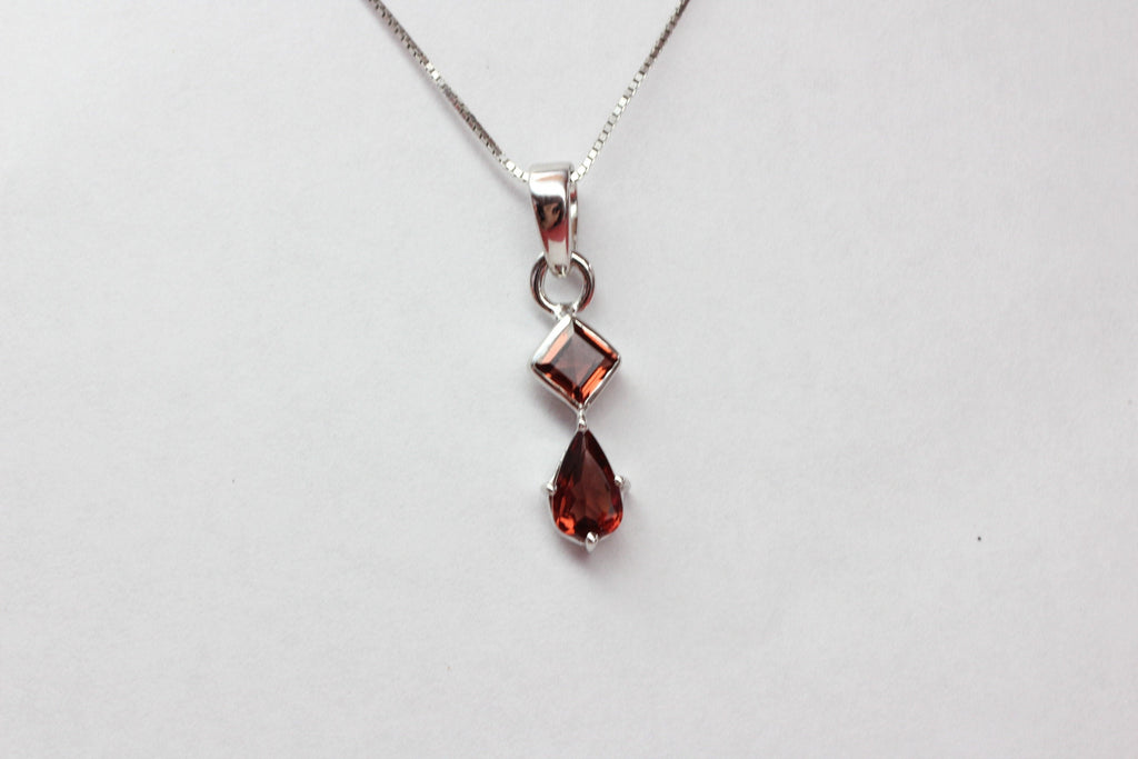 Edler 1,2 Carat blutroter Granat Anhänger 925 Silber  ein Traum