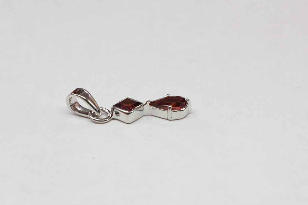 Edler 1,2 Carat blutroter Granat Anhänger 925 Silber  ein Traum