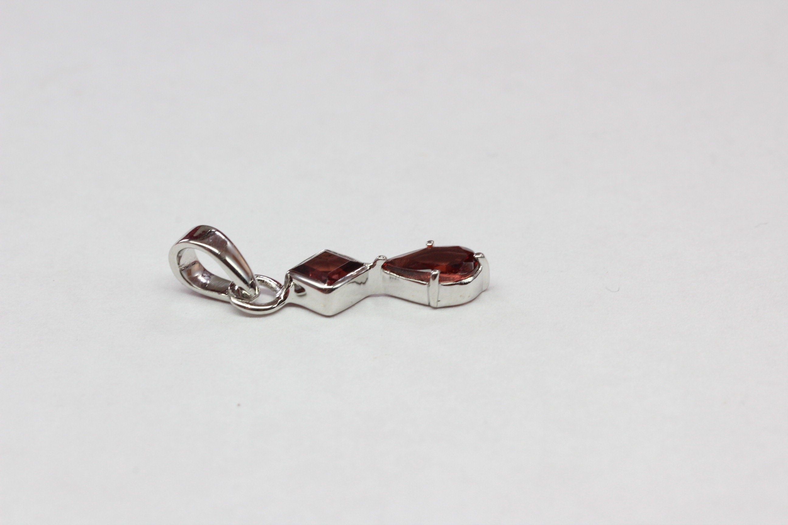 Edler 1,2 Carat blutroter Granat Anhänger 925 Silber  ein Traum