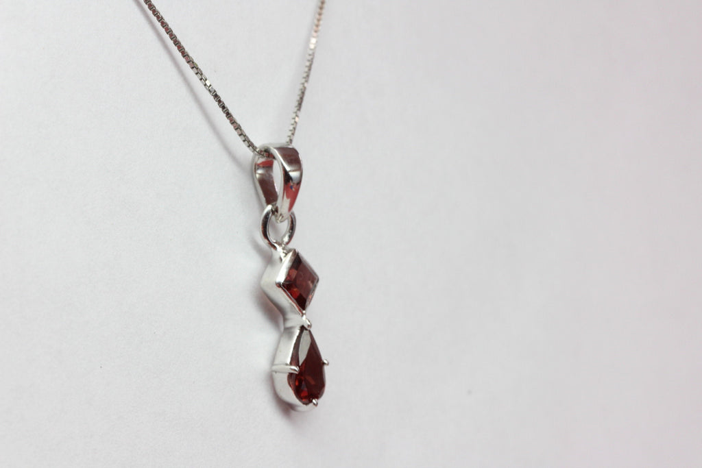 Edler 1,2 Carat blutroter Granat Anhänger 925 Silber  ein Traum