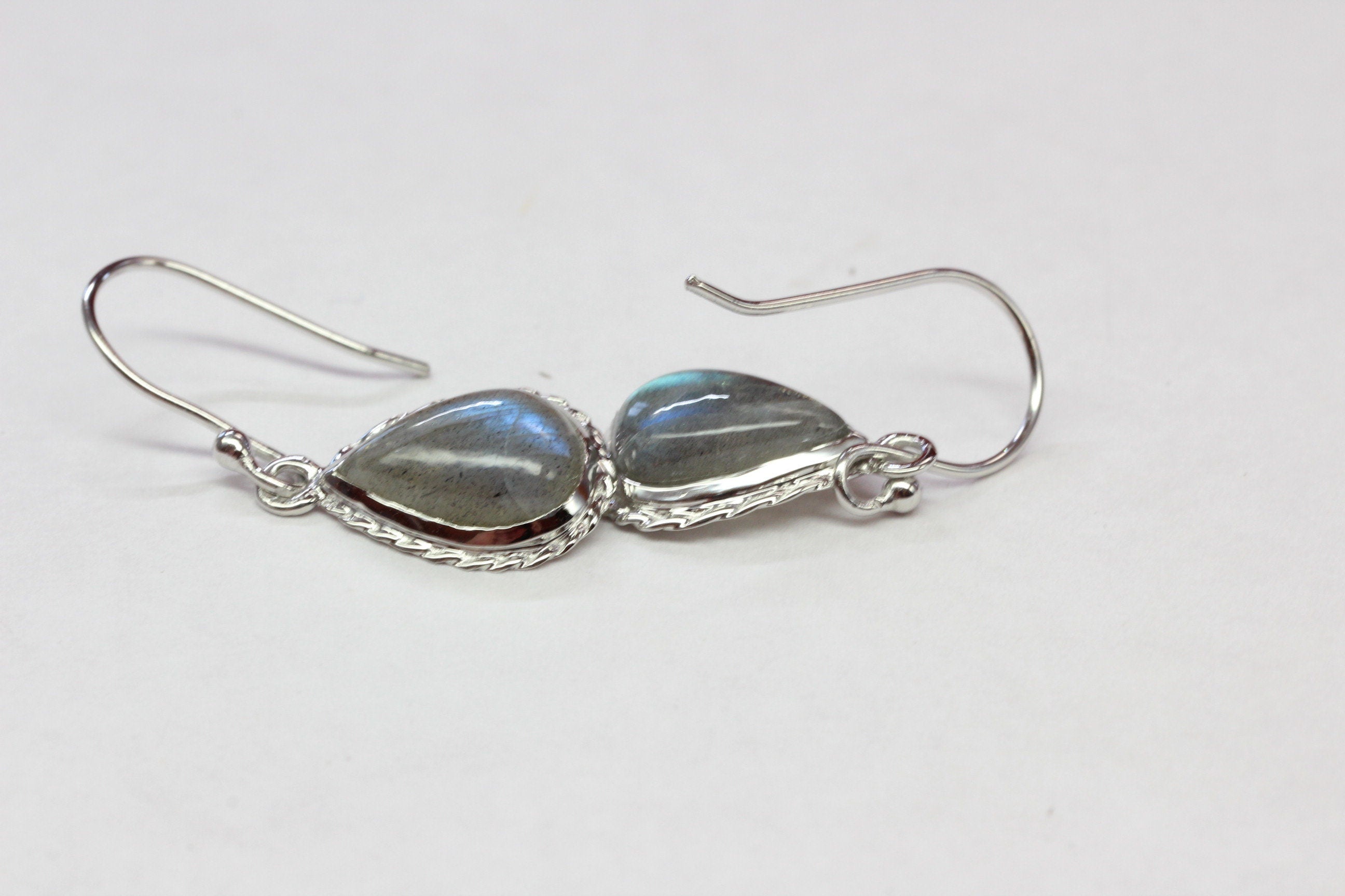 Edle irrisierende 4,2 Carat Labradorit Ohrhanger Pearschliff 925 Silber Edelstein