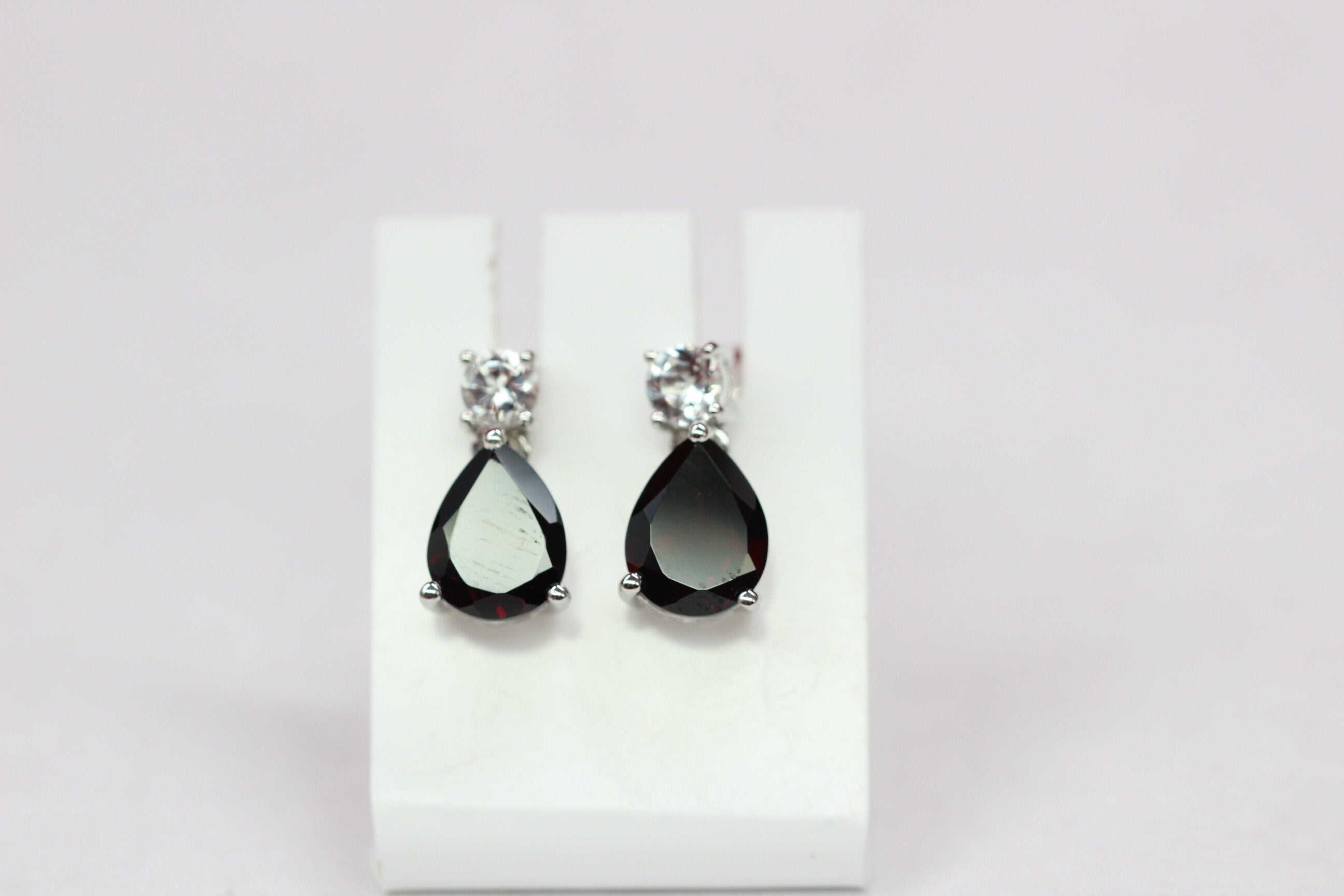Edler 3,65 Carat Granat weisstopas Ohrstecker 925 Silber blutroter Edesltein weisstopas