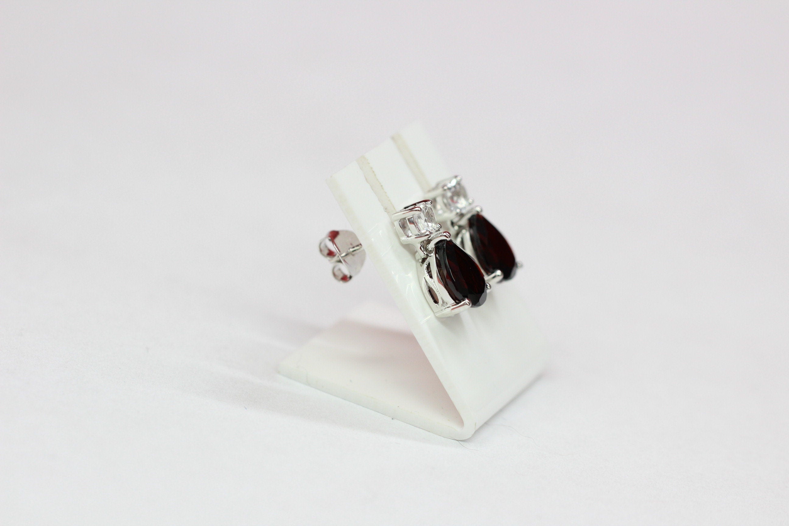 Edler 3,65 Carat Granat weisstopas Ohrstecker 925 Silber blutroter Edesltein weisstopas