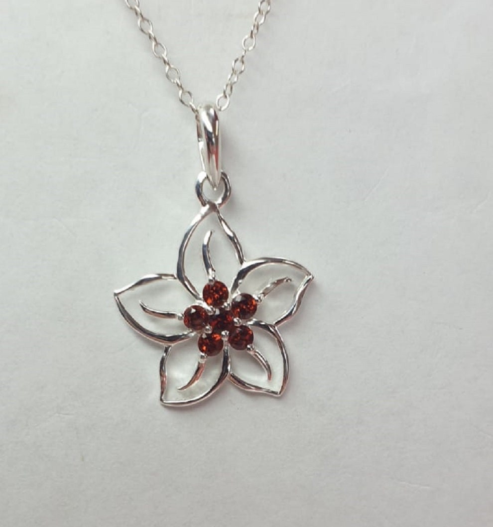 Edler 0,19 Carat Granat Blumen Anhänger 925  Silber  blutrot filigran schön
