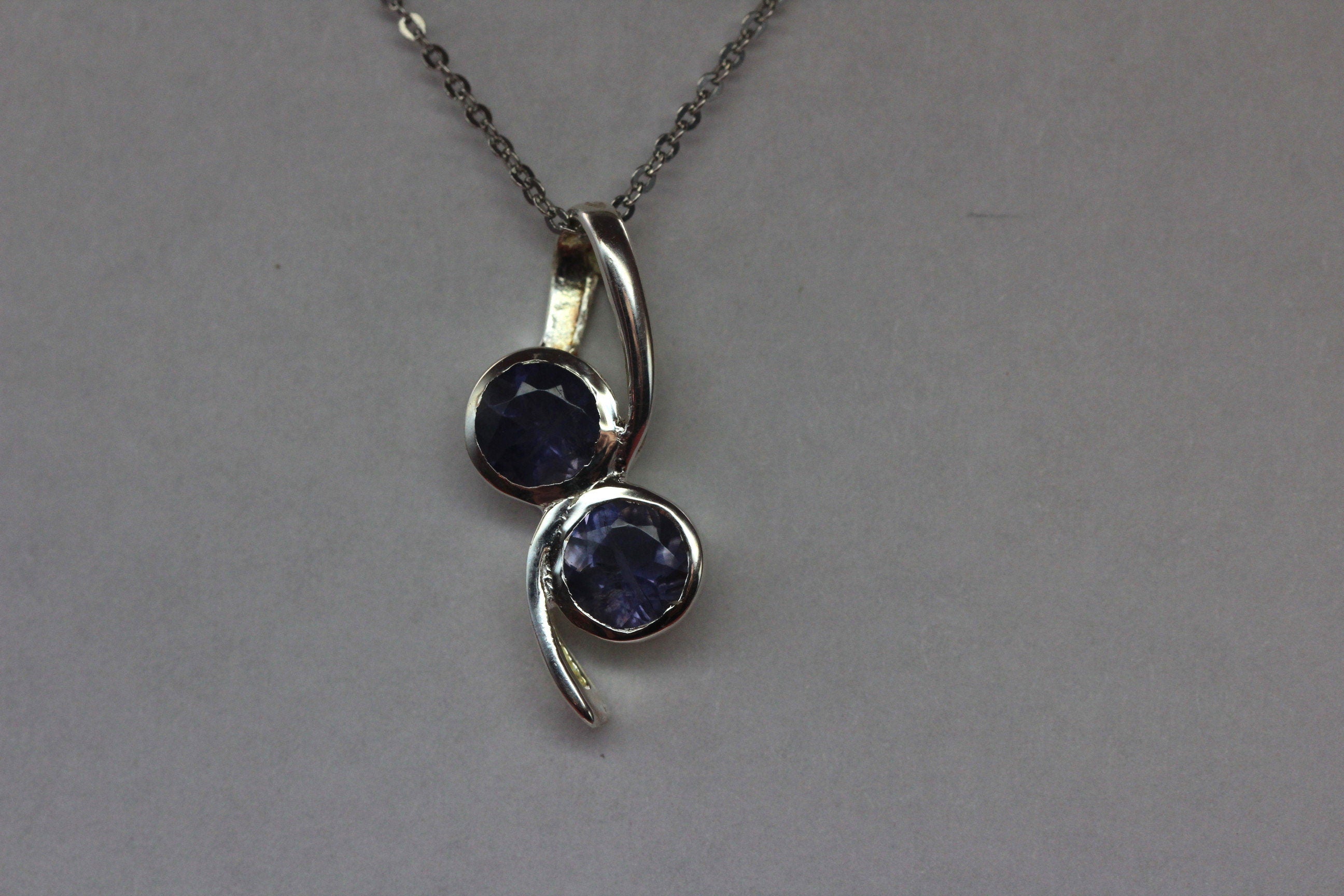 Edler 1,4 Carat Iolith Anhänger Collier Kette 925 Silber Wassersaphir Luchssaphir