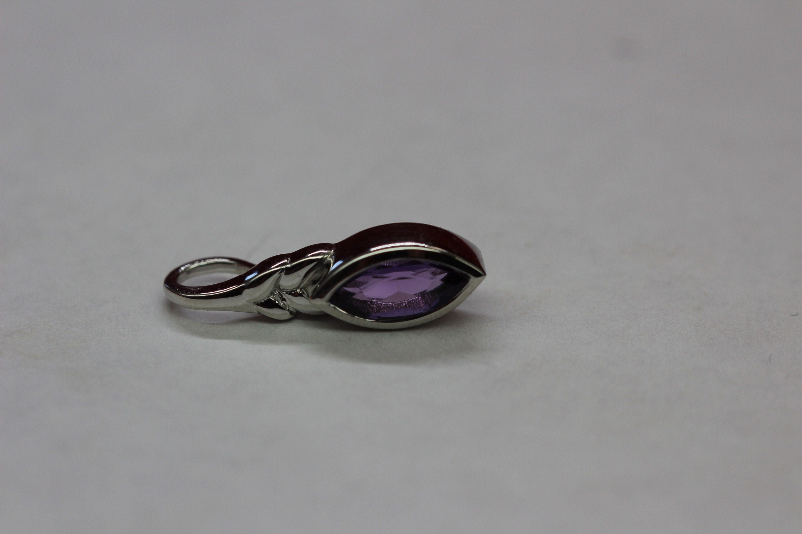 Edler 0,94 Carat Amethyst Anhanger 925 Silber Collier Kette violetter Edelstein
