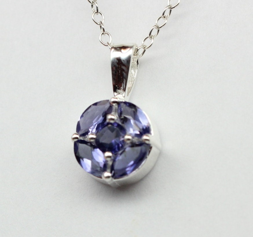 Edler 0,85 Carat Iolith Anhanger 925 Silber Collier Kette Wassersaphir Luchssaphir