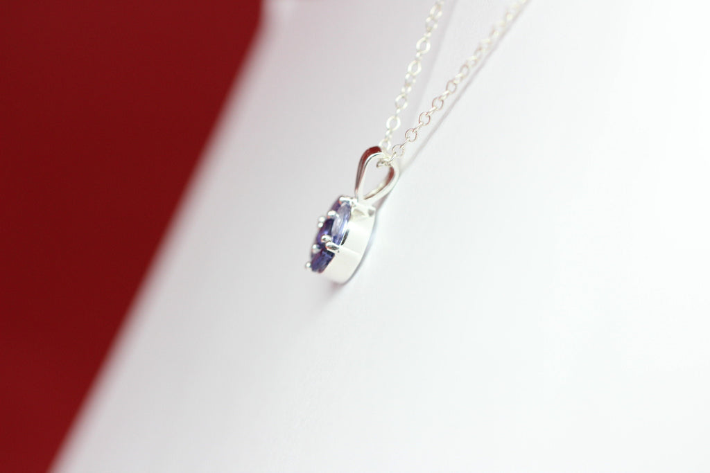 Edler 0,85 Carat Iolith Anhanger 925 Silber Collier Kette Wassersaphir Luchssaphir