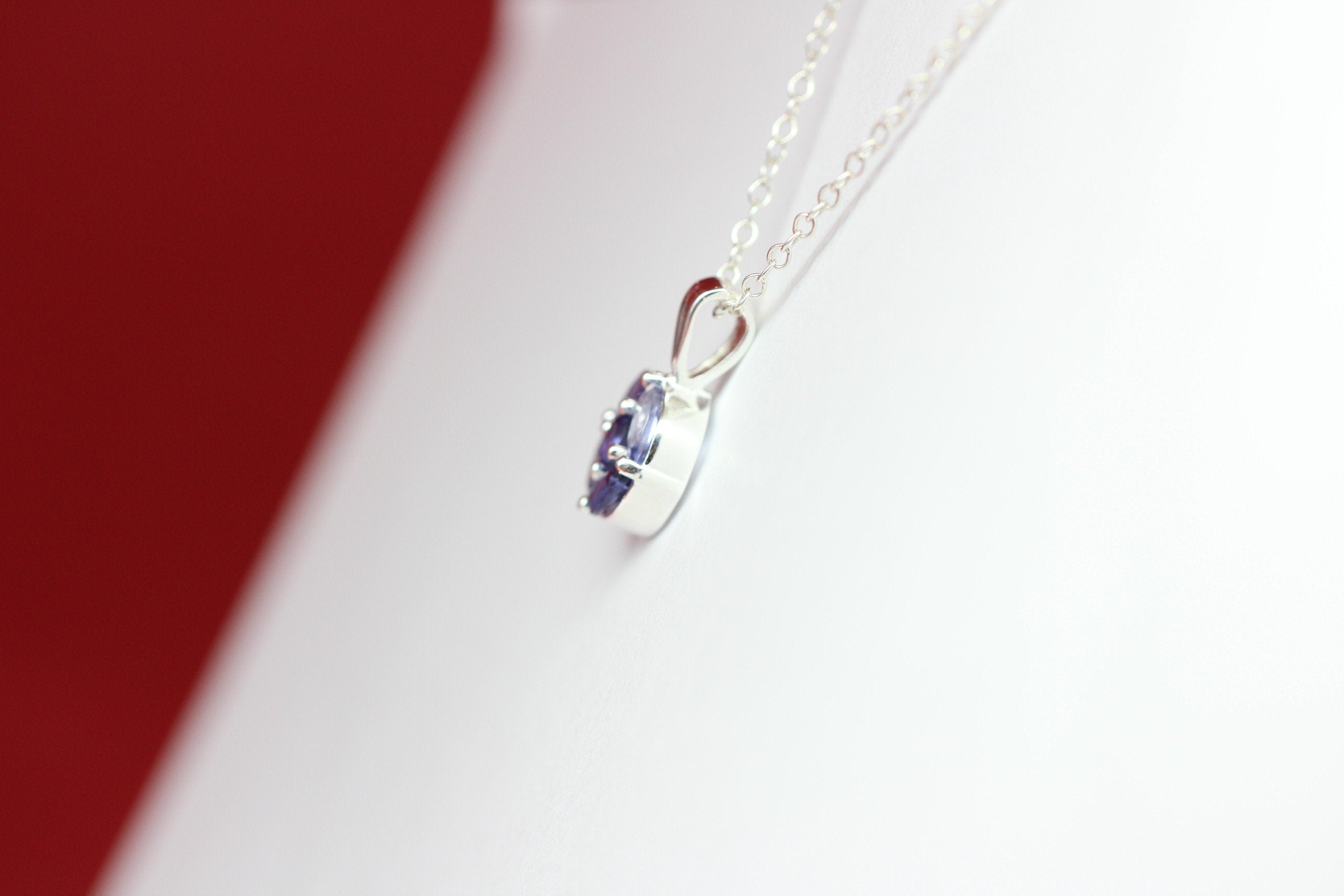 Edler 0,85 Carat Iolith Anhanger 925 Silber Collier Kette Wassersaphir Luchssaphir