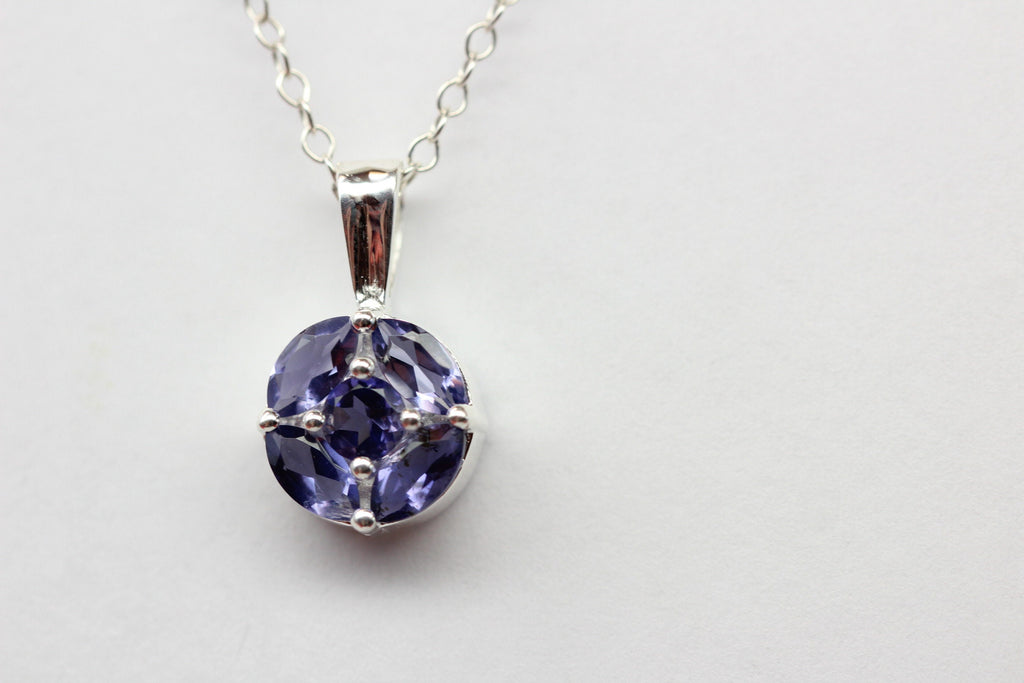 Edler 0,85 Carat Iolith Anhanger 925 Silber Collier Kette Wassersaphir Luchssaphir