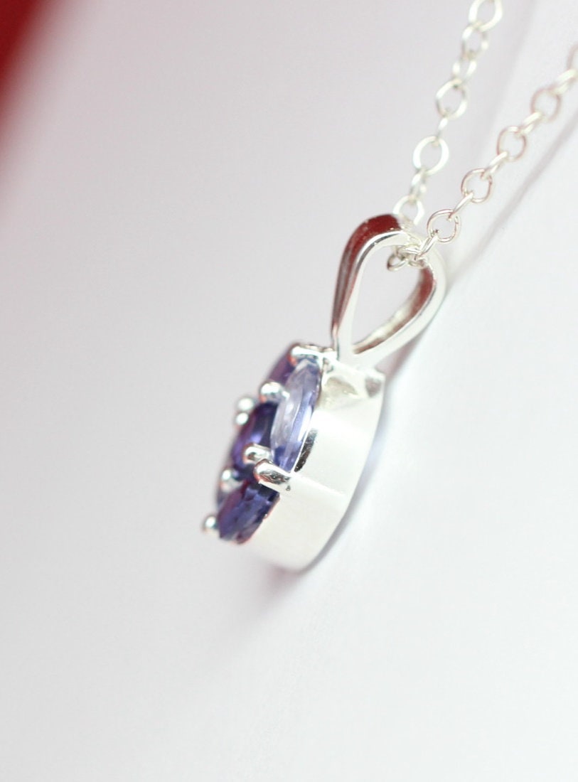 Edler 0,85 Carat Iolith Anhanger 925 Silber Collier Kette Wassersaphir Luchssaphir