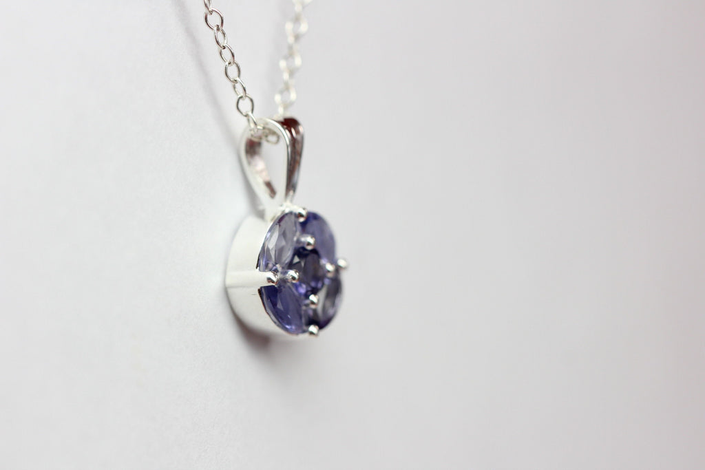 Edler 0,85 Carat Iolith Anhanger 925 Silber Collier Kette Wassersaphir Luchssaphir