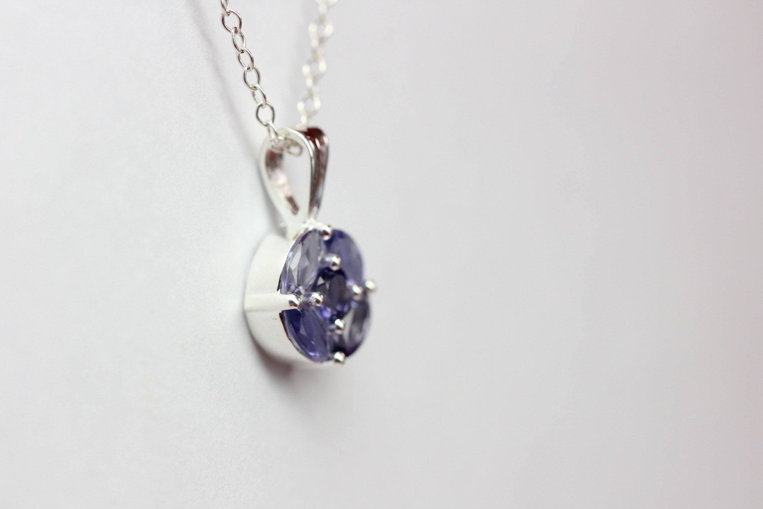 Edler 0,85 Carat Iolith Anhanger 925 Silber Collier Kette Wassersaphir Luchssaphir