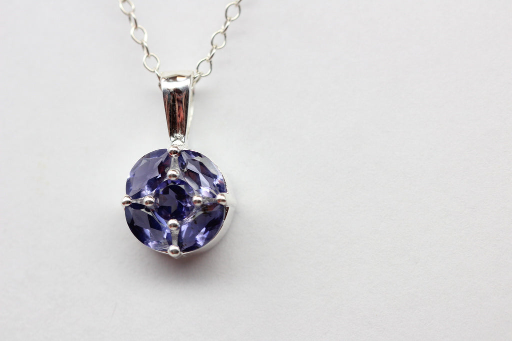 Edler 0,85 Carat Iolith Anhanger 925 Silber Collier Kette Wassersaphir Luchssaphir