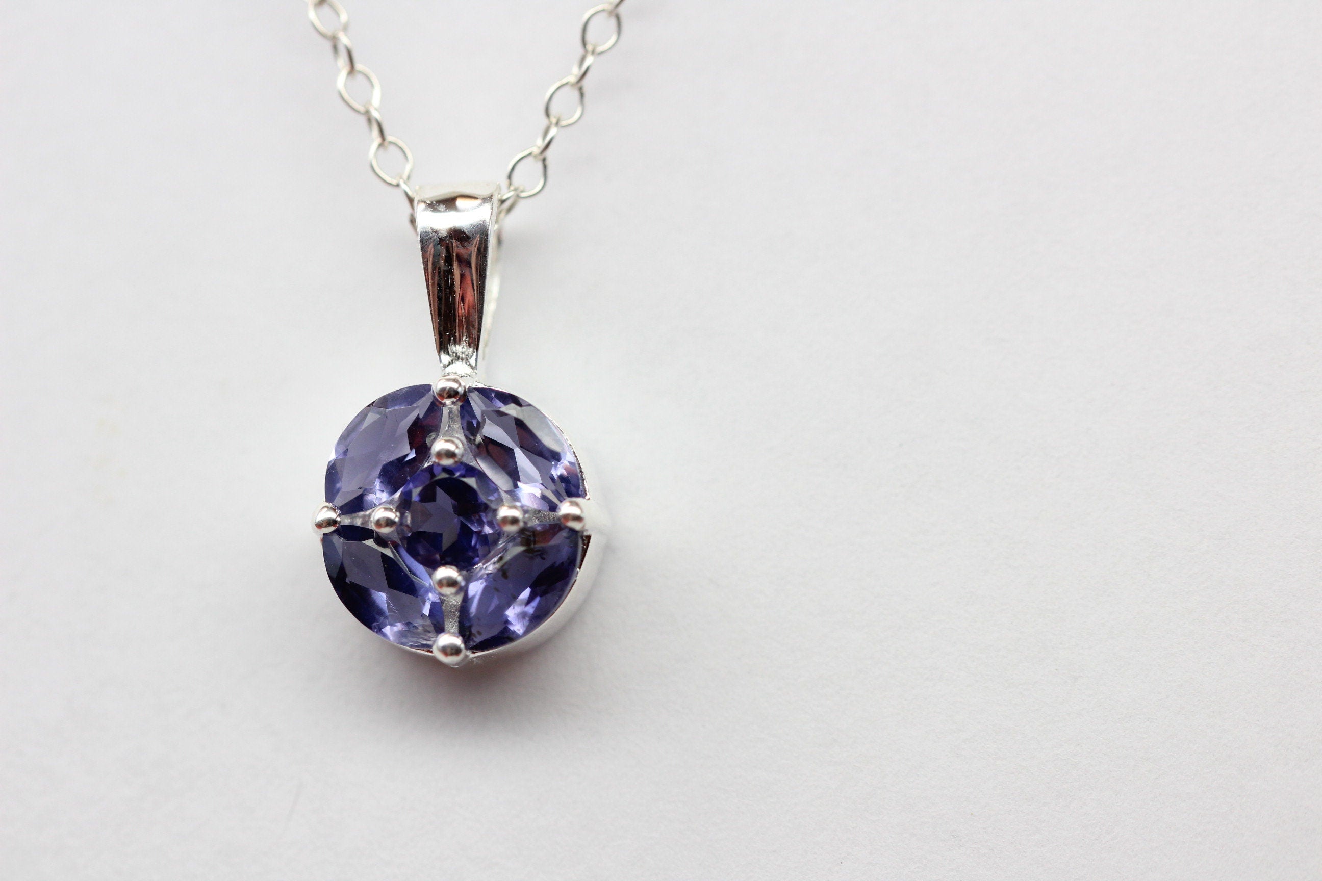 Edler 0,85 Carat Iolith Anhanger 925 Silber Collier Kette Wassersaphir Luchssaphir