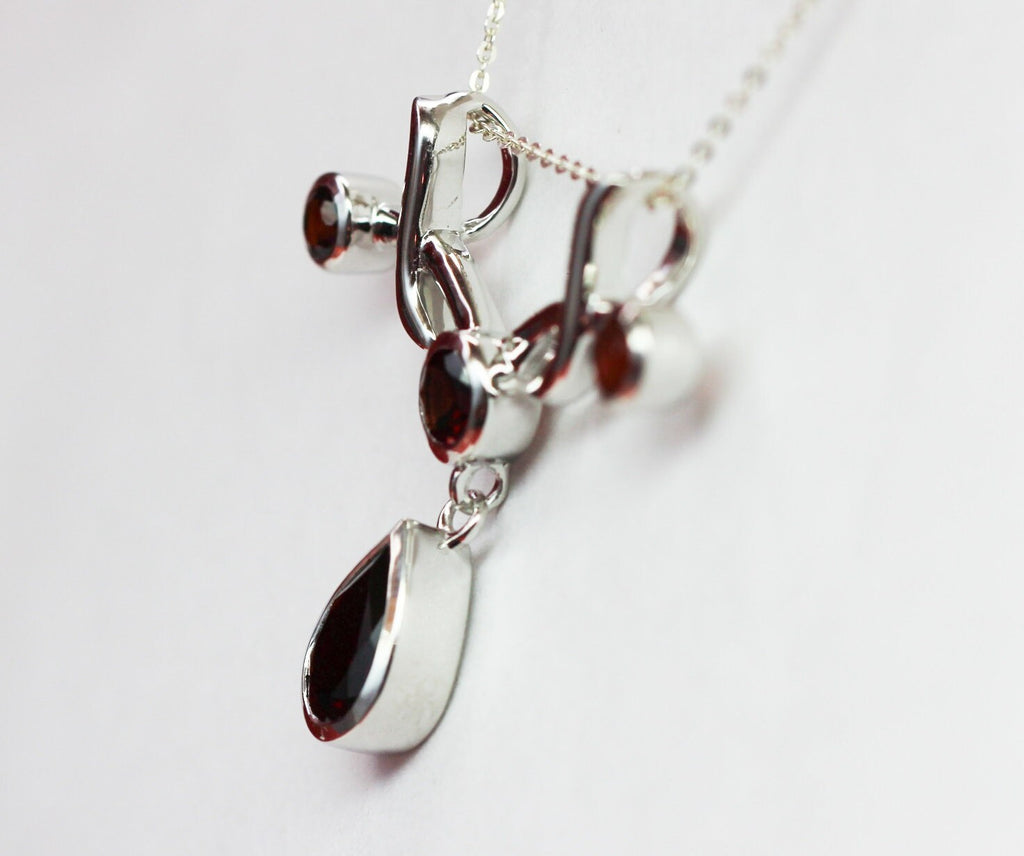 Edler 2,8 Carat blutroter Granatanhanger 925 Silber Collier Kette Silbercollier