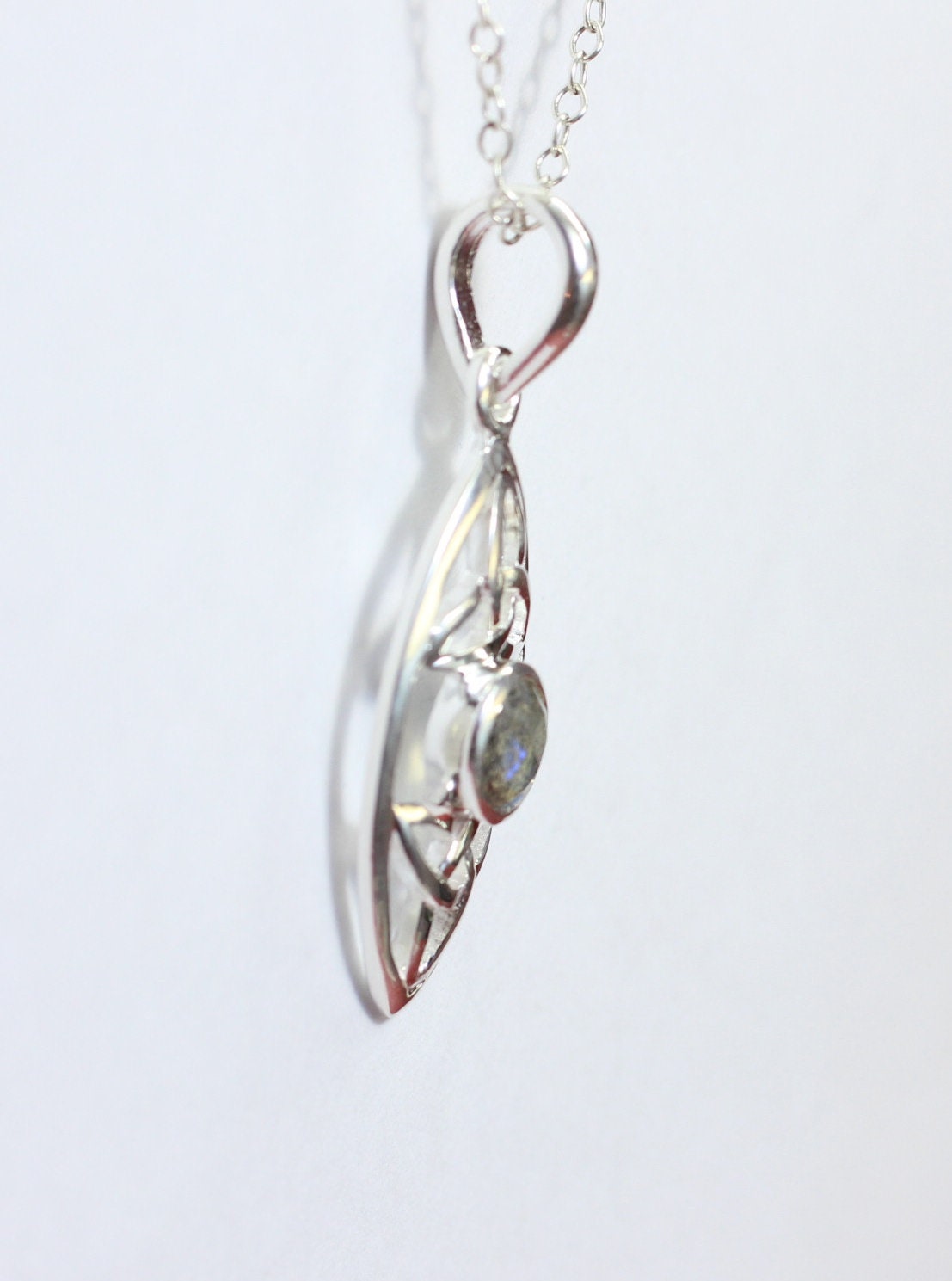 Echter Labradorit Anhänger Silber 925, Schimmernder Edelstein, Designer Kettenanhänger, Boho Schmuck 0,8 ct Naturstein Modernes Silberdesign