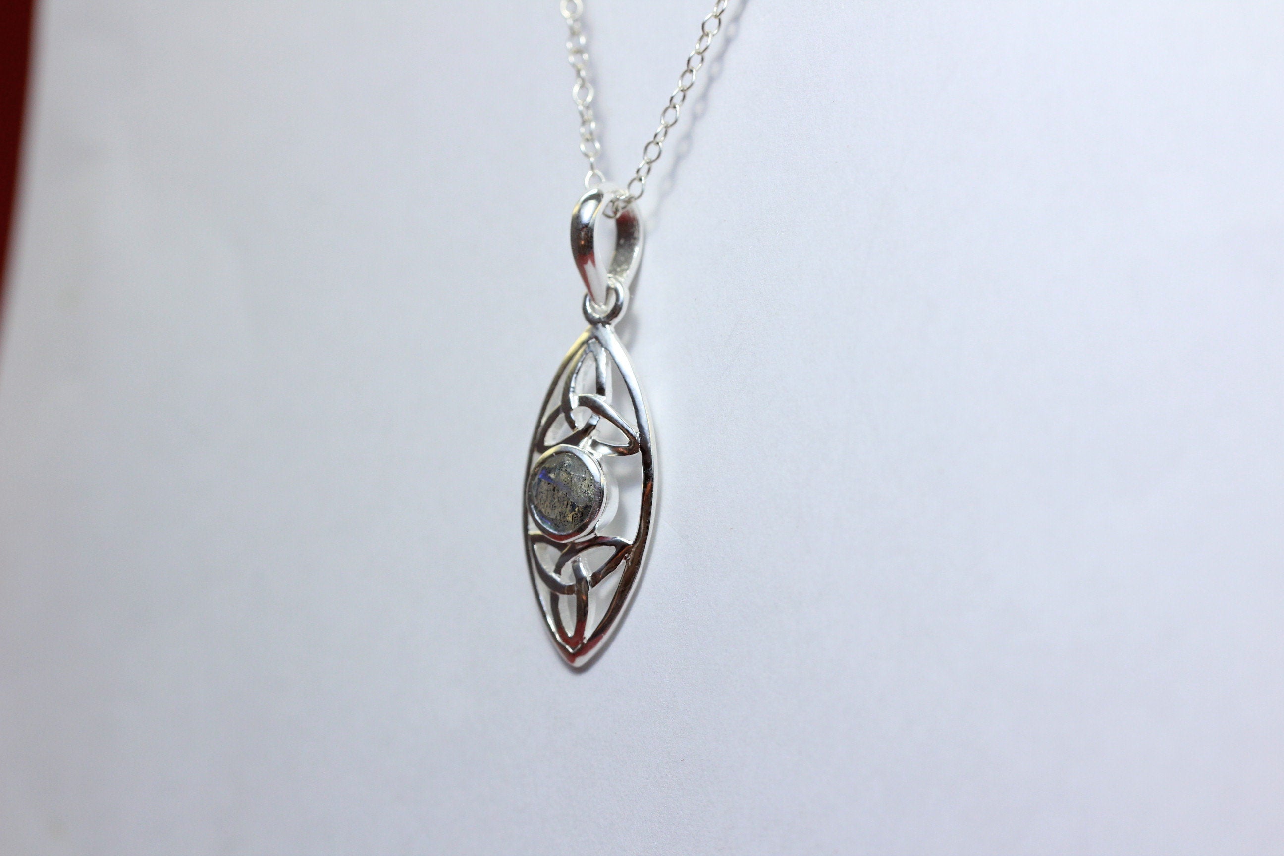 Echter Labradorit Anhänger Silber 925, Schimmernder Edelstein, Designer Kettenanhänger, Boho Schmuck 0,8 ct Naturstein Modernes Silberdesign