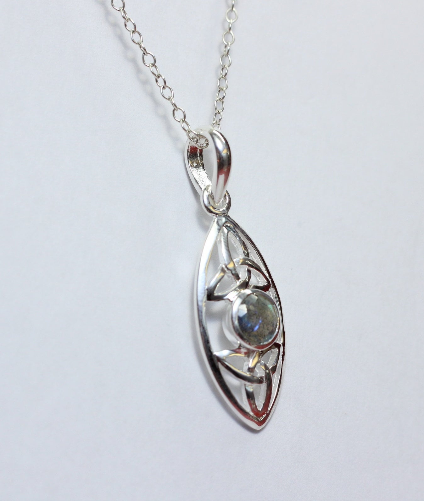 Echter Labradorit Anhänger Silber 925, Schimmernder Edelstein, Designer Kettenanhänger, Boho Schmuck 0,8 ct Naturstein Modernes Silberdesign