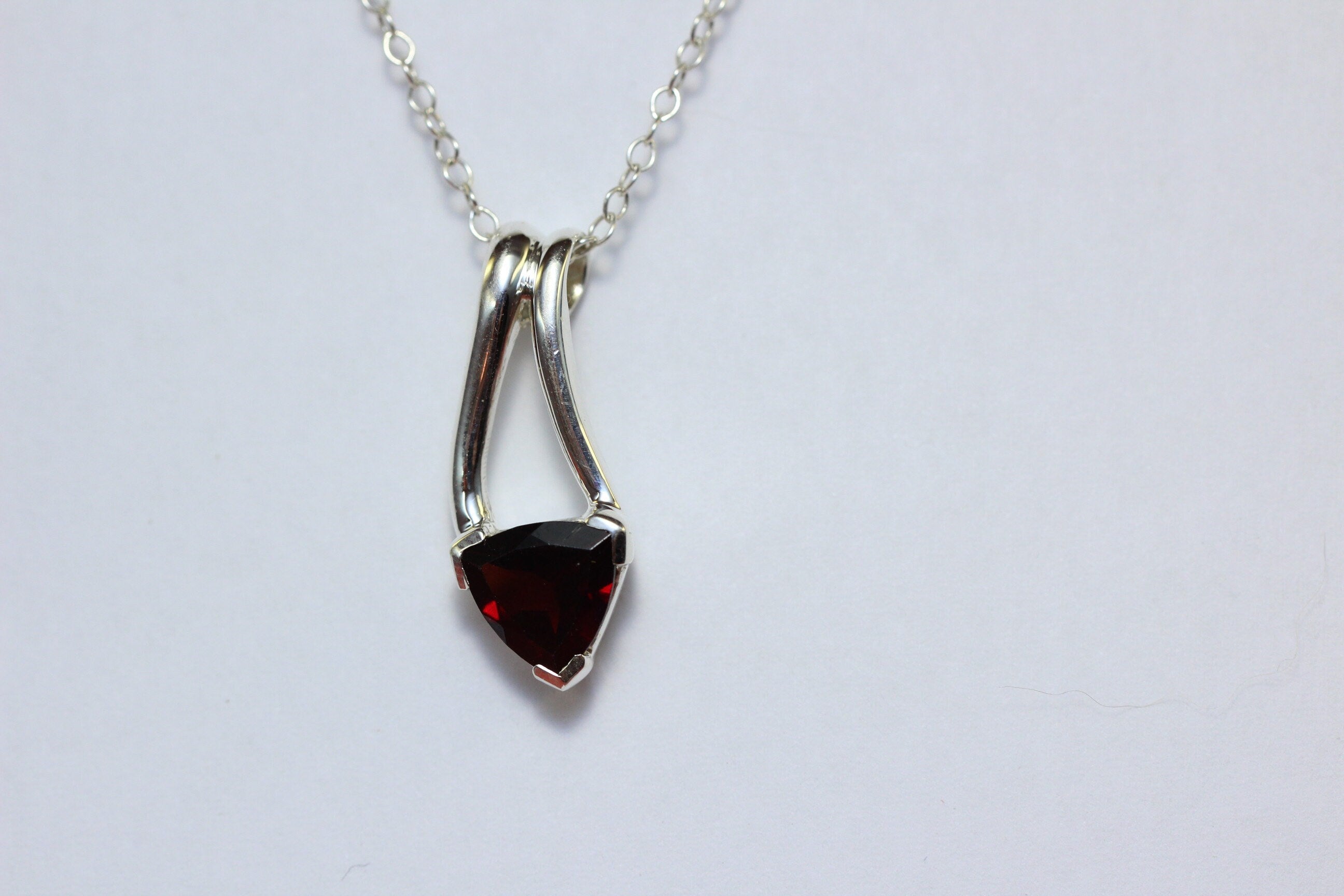 Edler 2,0 Carat Granat Anhanger 925 Silber Collier Kette blutroter Edelstein