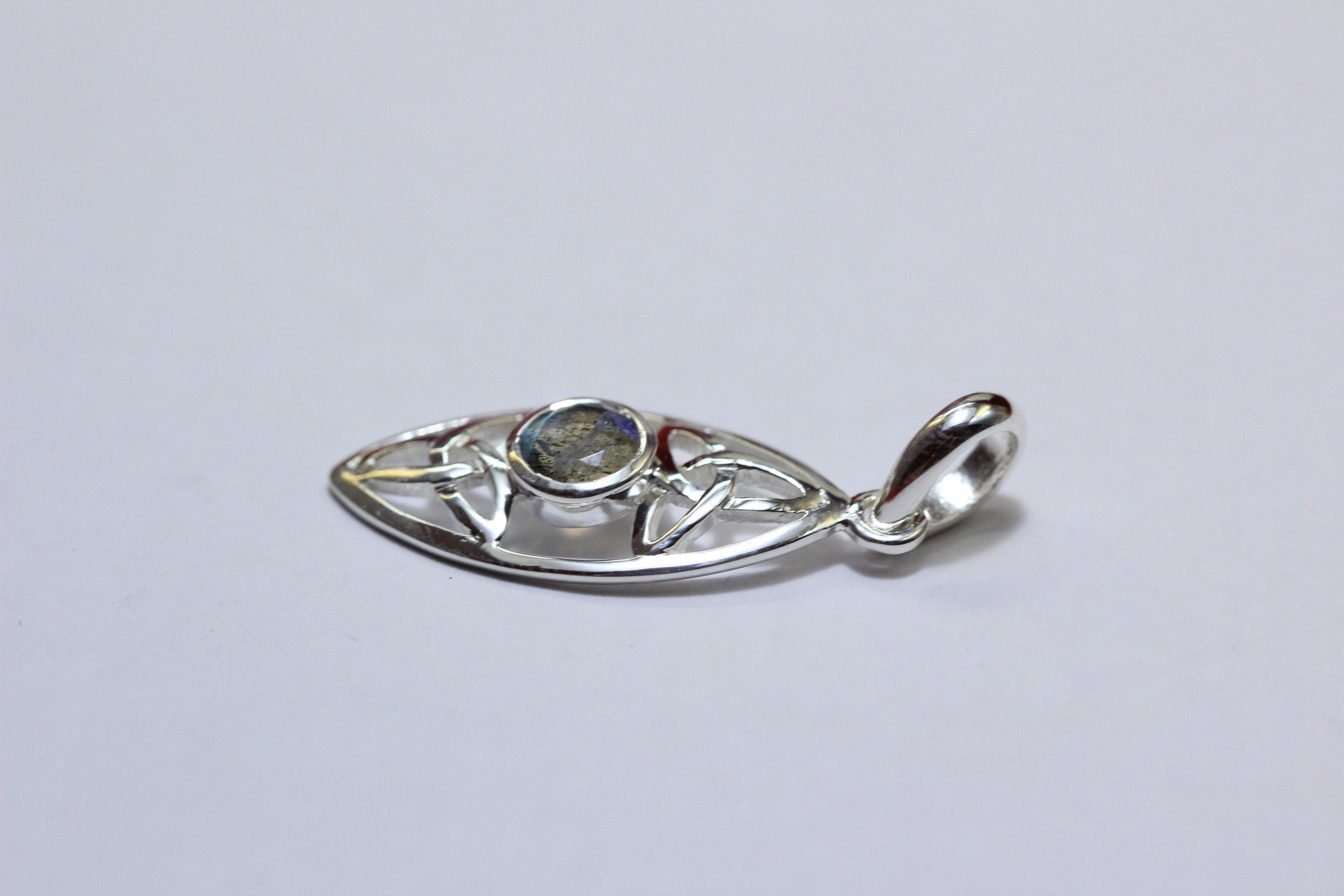 Echter Labradorit Anhänger Silber 925, Schimmernder Edelstein, Designer Kettenanhänger, Boho Schmuck 0,8 ct Naturstein Modernes Silberdesign