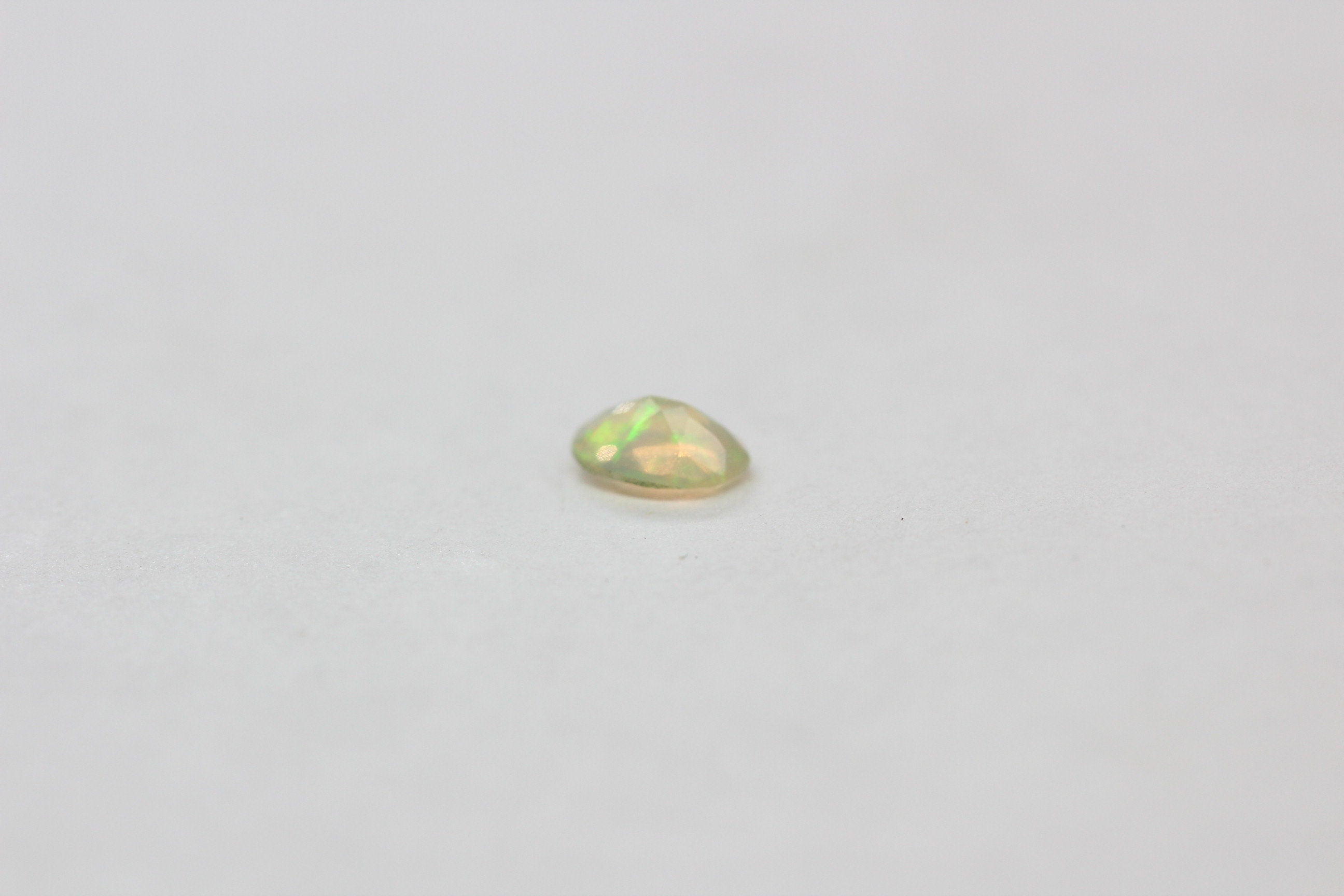 0,25 Carat athiopischer Opal Edelstein Ovalschliff Welo Opal aus Afrika