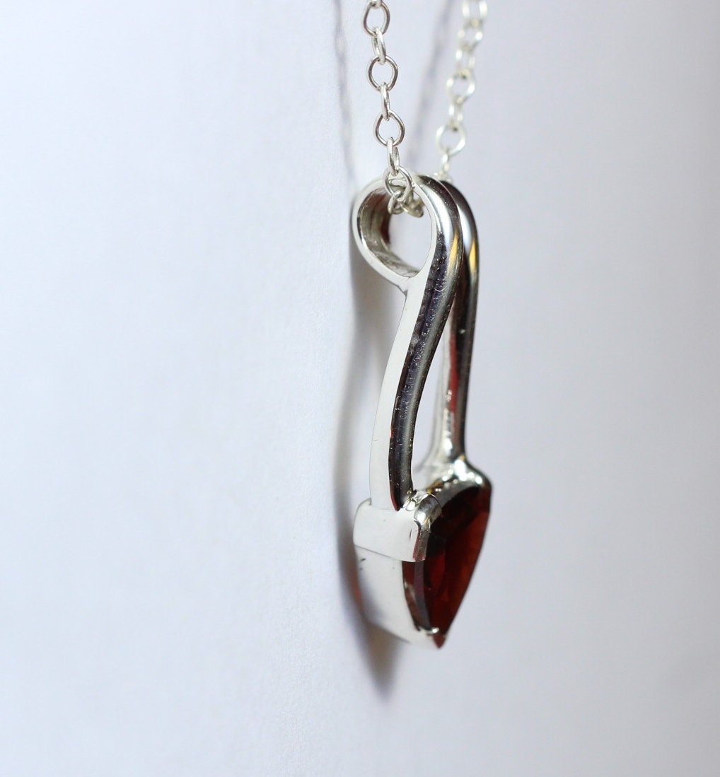 Edler 2,0 Carat Granat Anhanger 925 Silber Collier Kette blutroter Edelstein
