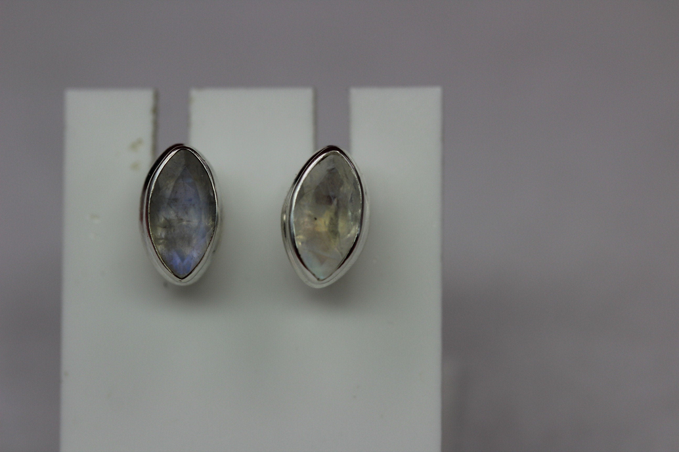 Edler 1,1 Carat Mondlichttopas Ohrstecker 925 Silber farbiger Edelstein Marquise
