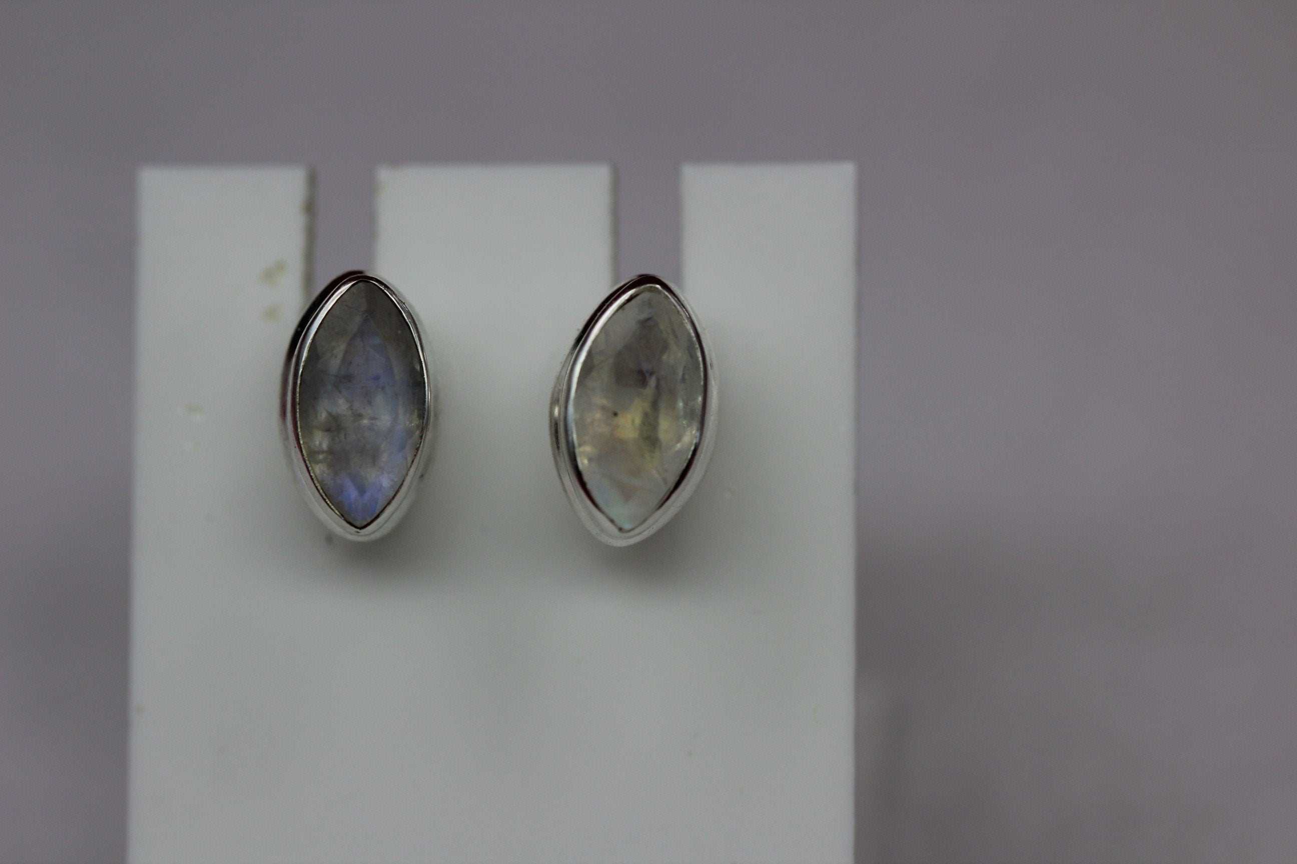 Edler 1,1 Carat Mondlichttopas Ohrstecker 925 Silber farbiger Edelstein Marquise