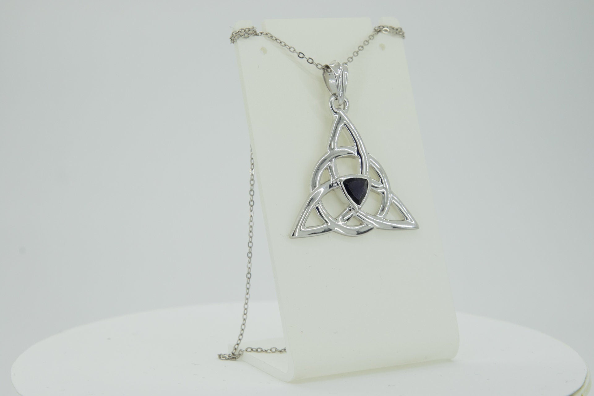 Echter Iolith Anhänger Silber 925, Keltischer Schmuck, Unendlicher Knoten, Kleiner Edelstein Kettenanhänger, 0,8 ct Unikat, Blaues Leuchten