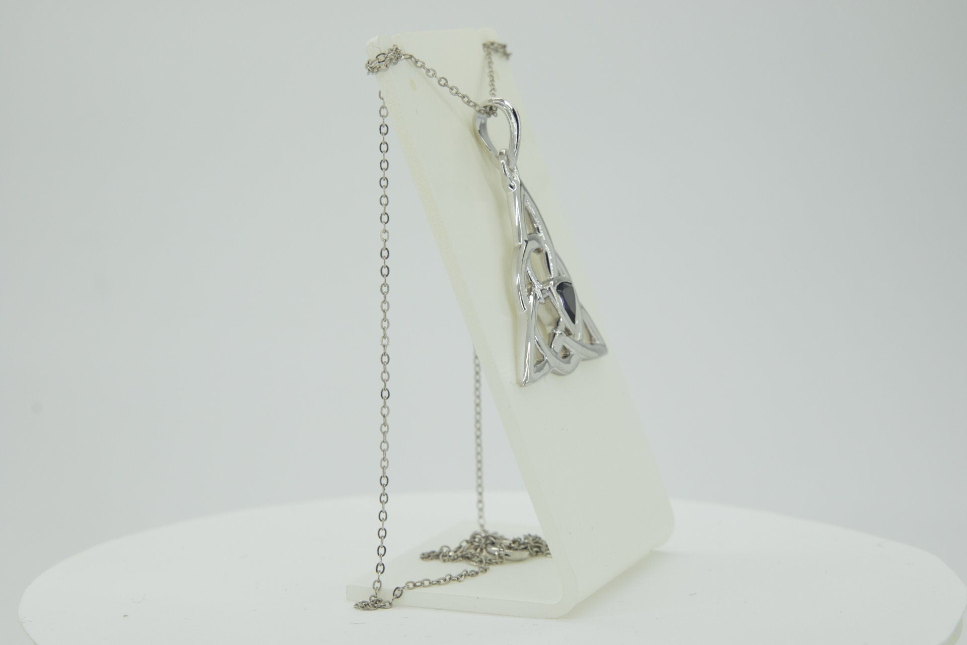Echter Iolith Anhänger Silber 925, Keltischer Schmuck, Unendlicher Knoten, Kleiner Edelstein Kettenanhänger, 0,8 ct Unikat, Blaues Leuchten