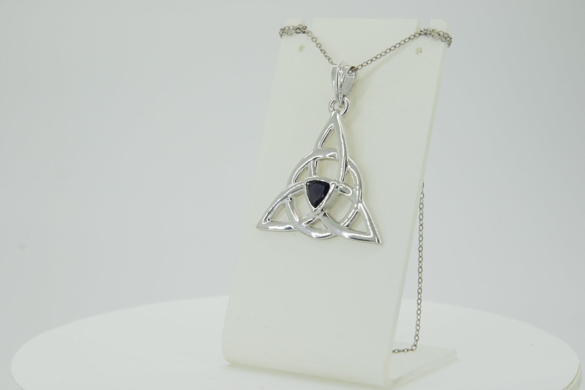 Echter Iolith Anhänger Silber 925, Keltischer Schmuck, Unendlicher Knoten, Kleiner Edelstein Kettenanhänger, 0,8 ct Unikat, Blaues Leuchten