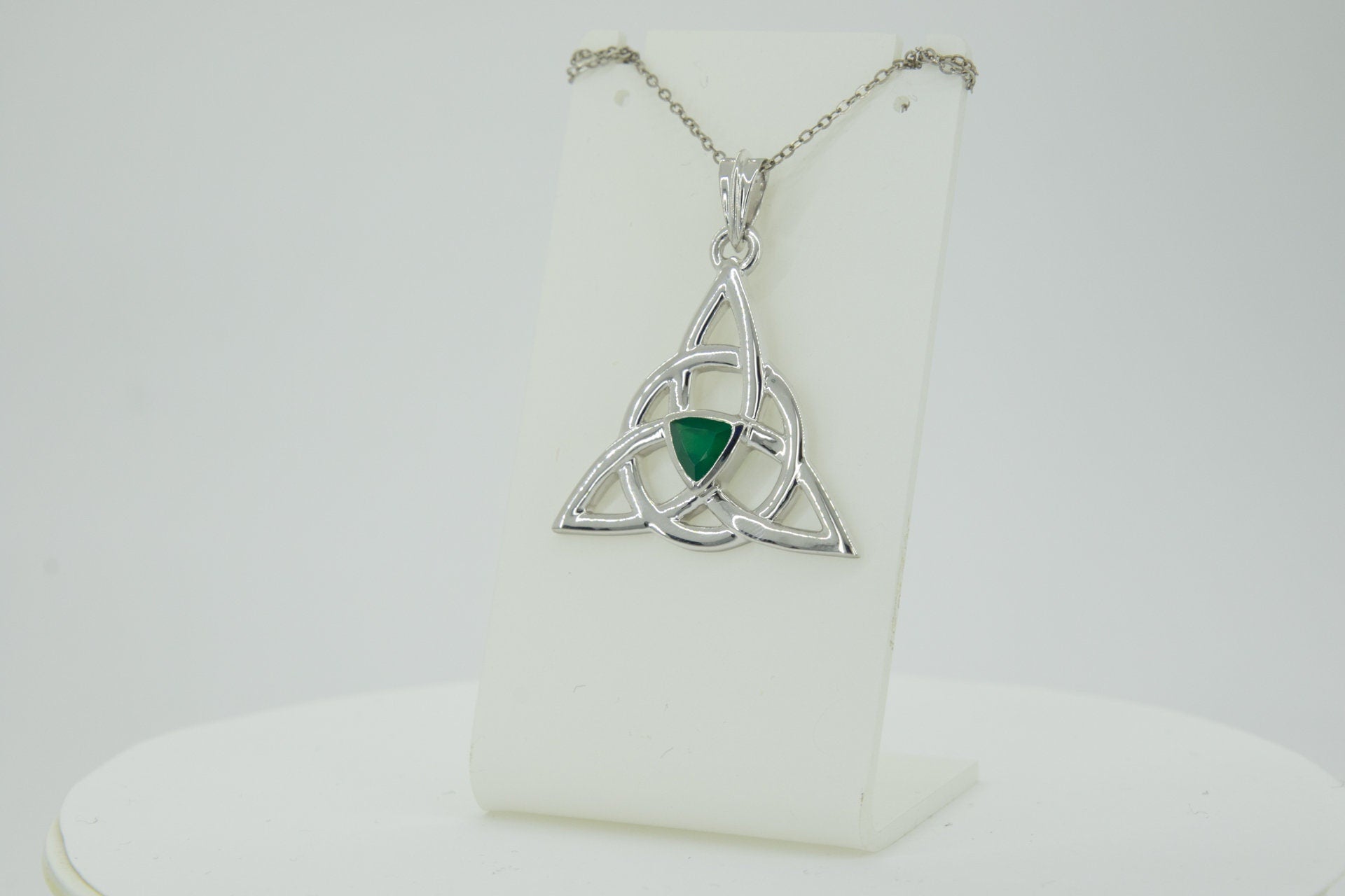0,8 Carat grüner Onyx Anhanger keltischen Knotenmuster 925 Silber Unendllichkeit