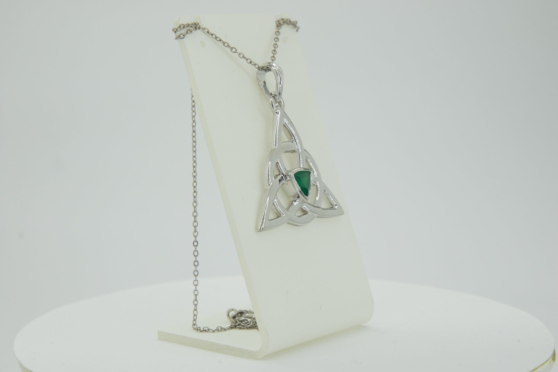 0,8 Carat grüner Onyx Anhanger keltischen Knotenmuster 925 Silber Unendllichkeit