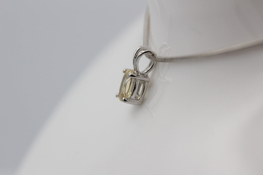 Edler 0,70 Carat Citrin Anhanger 925 Silber Collier Kette gelber Edelstein