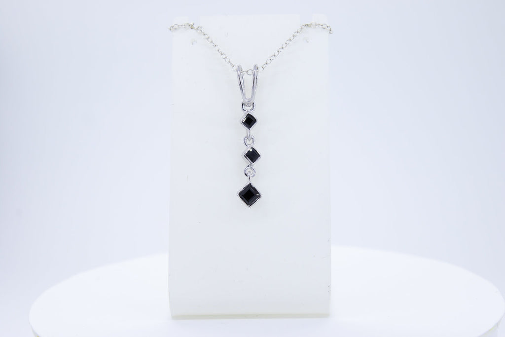 Edler 0,69 Carat schwarzer Spinell Anhanger 925 Silber Collier Kette Edelstein