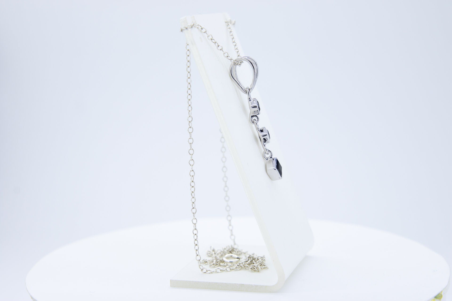 Edler 0,69 Carat schwarzer Spinell Anhanger 925 Silber Collier Kette Edelstein