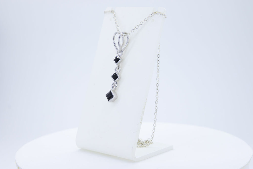 Edler 0,69 Carat schwarzer Spinell Anhanger 925 Silber Collier Kette Edelstein