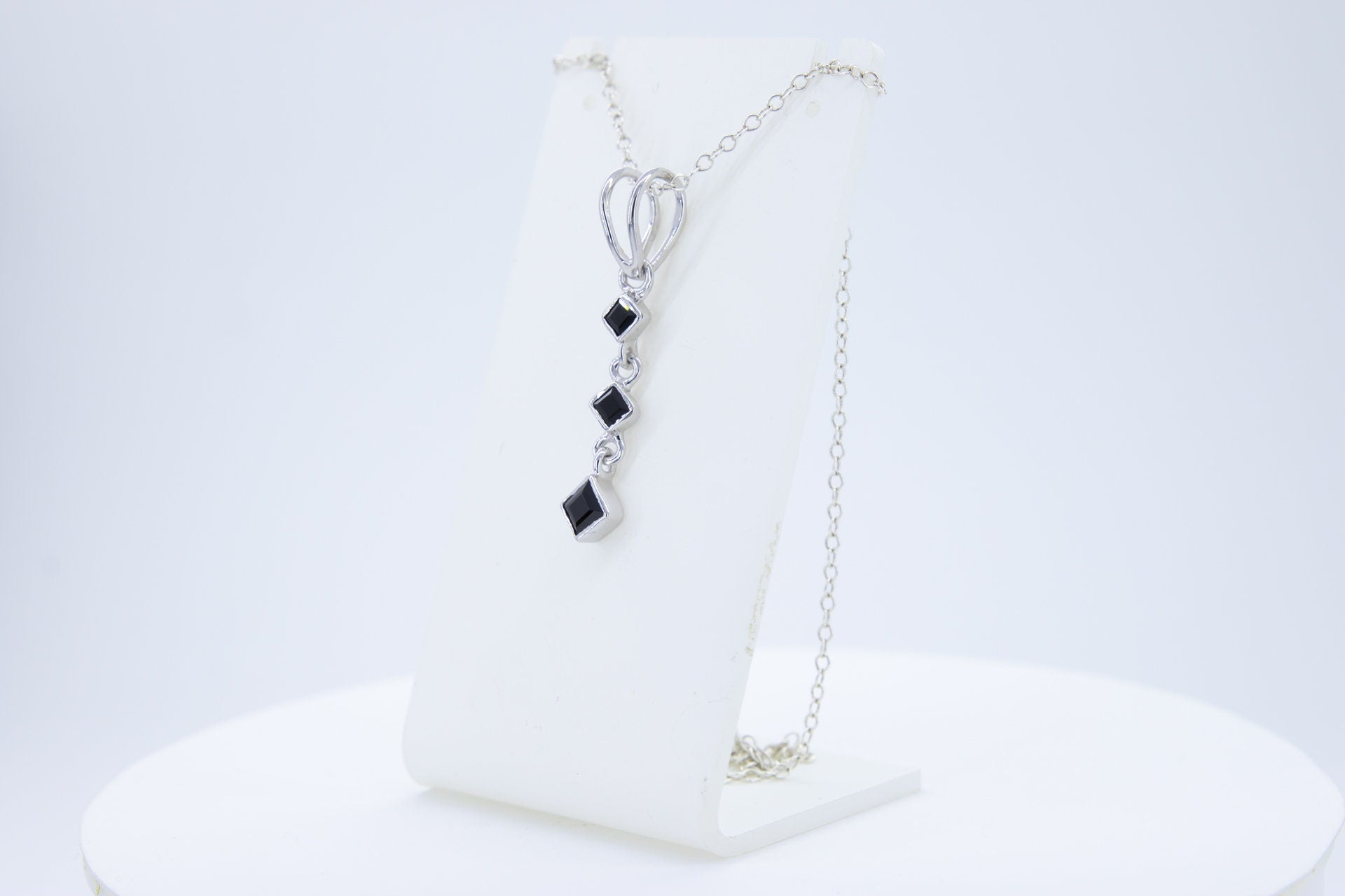 Edler 0,69 Carat schwarzer Spinell Anhanger 925 Silber Collier Kette Edelstein