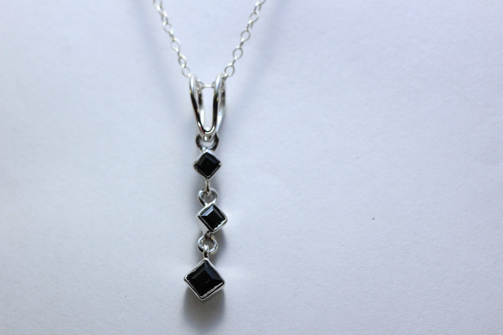 Edler 0,69 Carat schwarzer Spinell Anhanger 925 Silber Collier Kette Edelstein