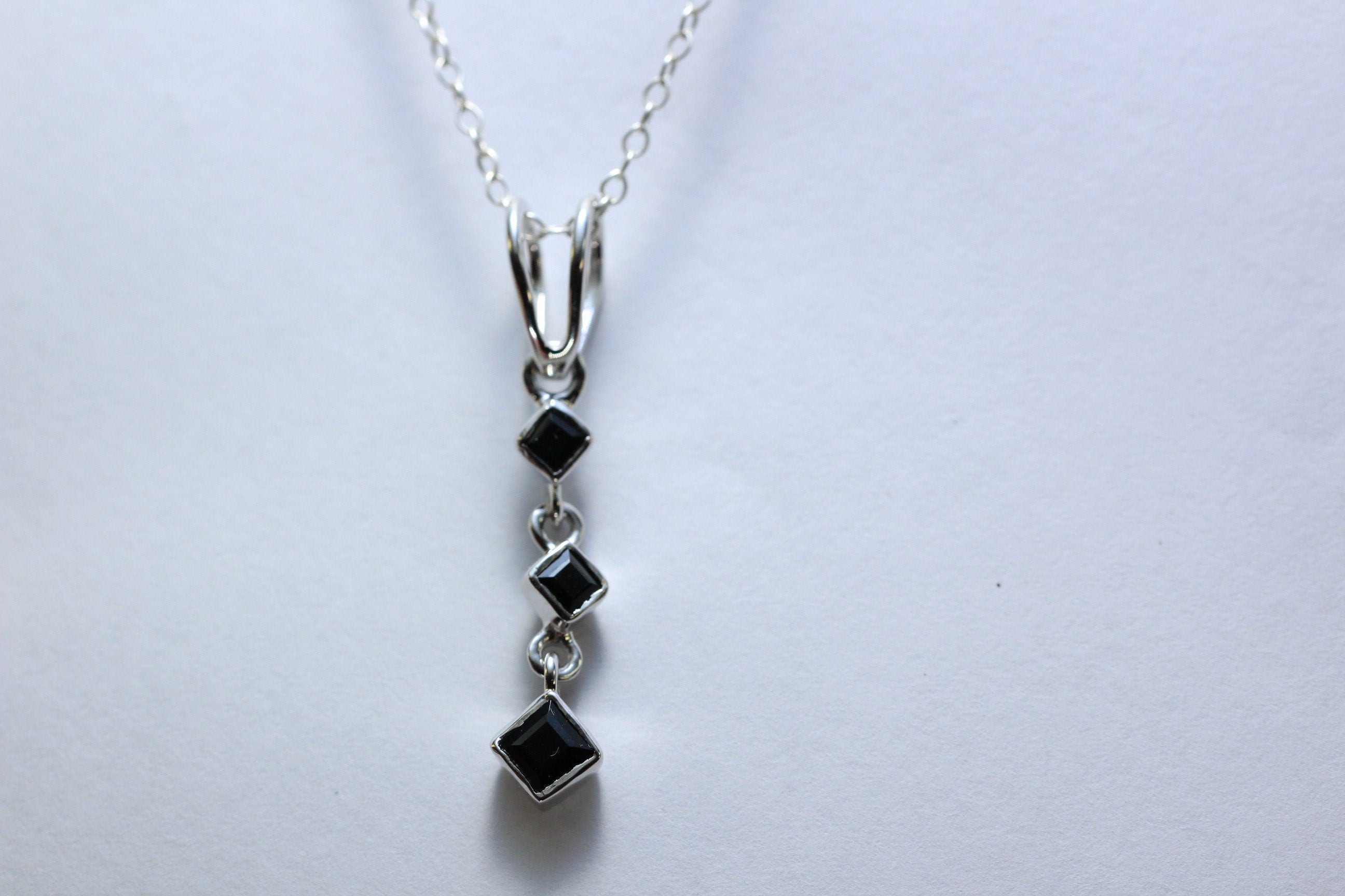 Edler 0,69 Carat schwarzer Spinell Anhanger 925 Silber Collier Kette Edelstein